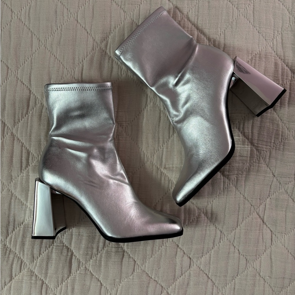 Giani Bini Silver Booties Sz 8 NWOT | Giani Bini Stretch Silver Ankle Booties-